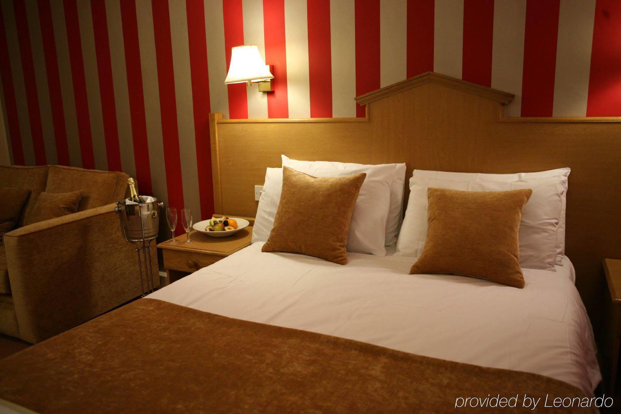 South Marston Hotel And Leisure Club Swindon Room photo
